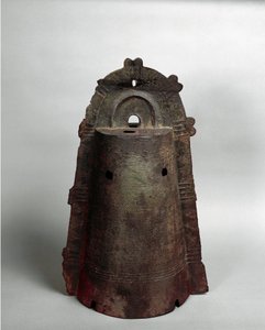 青銅製ヤポイの鐘、紀元前300年～紀元後250年 作： Japanese School