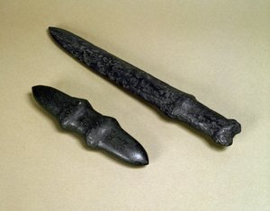 短剣の刃と石製短剣 縄文時代 紀元前4500～3700年