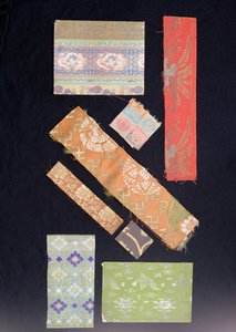 帯や着物、神官用の能装束や袈裟などに使われた布地の切れ端 作： Japanese School