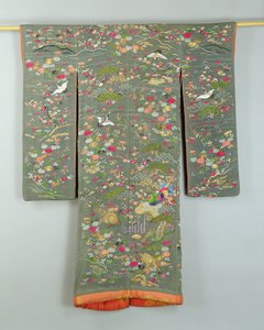 花と鳥をあしらったグレーのローブ、日本製