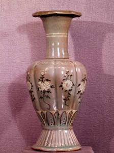 アートコリアン：花をあしらった陶器の花瓶。高麗時代。12世紀韓国・ドゥクス宮美術博物館