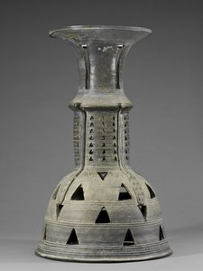 蛇、抽象、透かし彫りの装飾が施された儀式用スタンド、三国時代、カヤ（釉薬をかけた石器） 作： School Korean