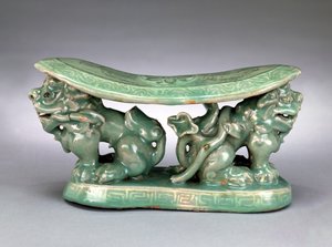 枕 12世紀後半 青磁に象嵌細工 12世紀後半 青磁に象嵌細工 作： School Korean