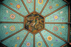 韓国・駱山寺の天井に描かれた龍。