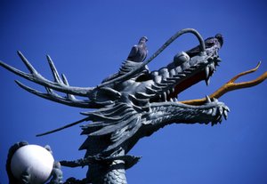 韓国・釜山の龍頭山公園にある龍の像。