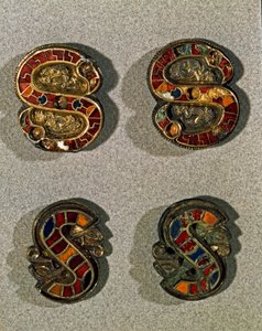 中世の考古学（Middle Ages）。ロンバルディア州の野蛮人の芸術。S字型のベルト・フィーブル（バックル）。金と多色エナメルのオブジェ。ロンバルディア美術、6～7世紀イタリア、チヴィダーレ・デル・フリウリ、考古学博物館