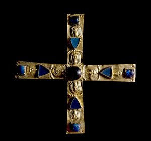 中世の考古学（Middle Ages）。ロンバルディア州の蛮族の芸術。ジスルフォの十字架、半貴石入りの凸凹金箔、ペトレ・アンカッセ。7世紀のロンバルディアの巨匠の作品。高さ：11cmイタリア、チヴィダーレ・デル・フリウリ、アルケオ博物館 作： School Lombard