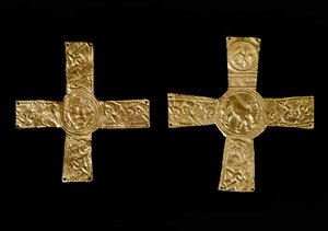 中世の考古学（Middle Ages）。ロンバルディアの蛮族芸術：金箔の胸部十字架。7世紀のロンバルディア美術イタリア、チヴィダーレ・デル・フリウリ、考古学博物館 作： School Lombard