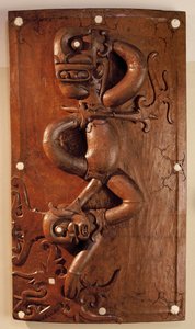 マレーシア・サラワクの守護霊の悪に対する勝利を描いた彫刻扉（木）