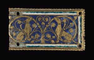 1200年から1250年頃、聖遺物保管所のものと思われるプレート（金メッキ銅、シャンルベ・エナメル 作： School Mosan