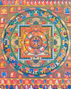 Chakrasambhara Mandala, retratando a principal divindade Sambhara abraçando sua consorte Vajrabarahi simbolizando a união de sabedoria e prática para alcançar a felicidade suprema (guache em tecido)