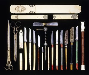 オスマン帝国の書記用具22点（ナイフ11点、ページターナー、ハサミ、ペーパーナイフ、象牙箱）。