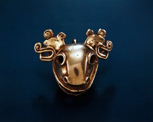 西暦12世紀頃のチリキ様式の鐘（金）の正面図