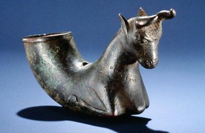 折りたたまれた脚を持つ牡牛、紀元前550～330年頃（ブロンズ 作： School Persian