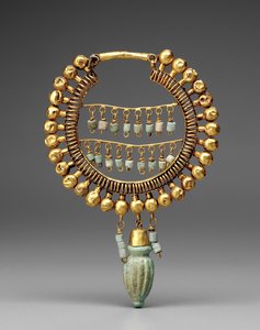 イヤリング、紀元前550～330年（金とファイアンス 作： School Persian