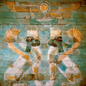 ペルシャの芸術 rouenid: ゾロアスター教の神アフラ マズダーの下にある 2 つの両頭のスフィンクス (またはライオン)。 イラン・スサ出身（彫刻） 作： School Persian