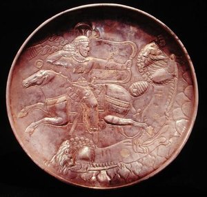ライオン狩りをする王家の兵士を描いた皿 6～7世紀（銀製 作： School Persian