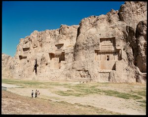 ネクロポリスとアケメネス朝の王の4つの墓の眺め 作： School Persian