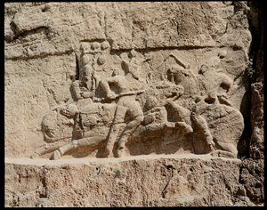 ネクロポリスとアケメネス朝の王たちの墓の眺め、戦闘シーンのレリーフ