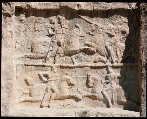 ネクロポリスとアケメネス朝の王たちの墓の眺め、戦闘シーンのレリーフ 作： School Persian