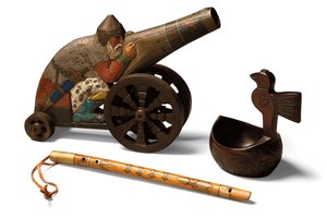 石灰岩のボガティアー、樺材のフルート、樺材のコフシュのおもちゃ、1900年頃（木の塗装に金箔を施したもの 作： School Russian