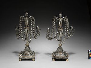ペアの燭台、1790年から1795年頃（切断して磨いたスチールに金と銀の装飾を施したもの 作： School Russian