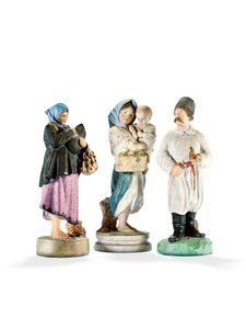 19世紀後半、子供を抱く2人の女性と、パイプを持ったコサックを描いた3つの磁器の図（磁器） 作： School Russian
