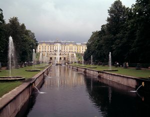 ロシア・サンクトペテルブルク近郊、ピョートル大帝の時代に実現したペテルホフ城の大滝の眺め 作： School Russian