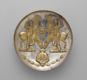 青年と翼のある馬の皿 紀元前5～6世紀頃 銀、水銀鍍金 作： School Sasanian