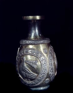 サーサーン朝の工芸品：雄鶏が浮き彫りにされた3つのメダイヨンで装飾された金銀のカラフェ。西暦224-661年テヘラン、フォローギ・コレクション 作： School Sasanian