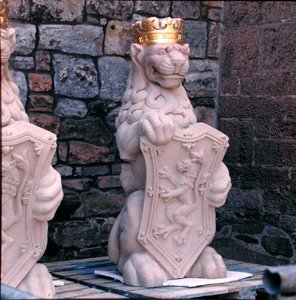 大広間の屋根にあった紋章入りの獅子(石) 作： School Scottish