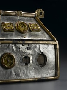 モニムスクの聖遺物箱 紀元後8世紀頃 ブロンズ、銀、木、銅合金、ガラス、エナメル 作： Scottish School