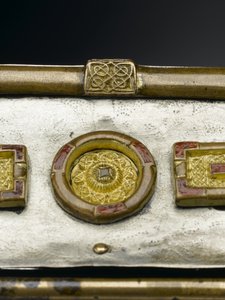 モニムスクの聖遺物箱 紀元後8世紀頃 ブロンズ、銀、木、銅合金、ガラス、エナメル 作： Scottish School