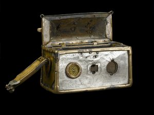 モニムスクの聖遺物箱 紀元後8世紀頃 ブロンズ、銀、木、銅合金、ガラス、エナメル 作： Scottish School