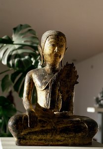 瞑想中のブミスパーサ・ムドラのジェスチャーをしている仏陀（彫刻 作： School Siamese