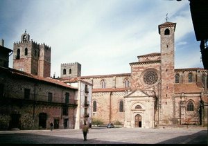 1150～14世紀に建設されたマヨール広場からカテドラルを望む（写真 作： School Spanish