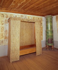 カール・リンネ（1707-78）の家の折りたたみ式ベッドとセラミックストーブ（写真）
