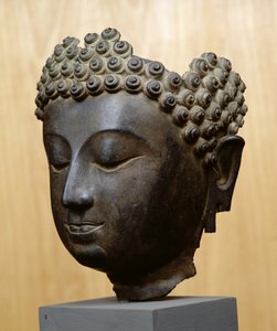 下を向いた仏陀の頭部、ラーンナー文化（ブロンズ 作： School Thai