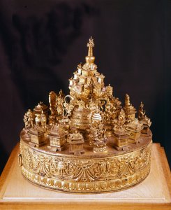チベットの曼荼羅：スカルプス・ゴールド・ブロンズの珍しい作品。曼荼羅は神々の宇宙を描いたもので、その中心には最高神インドラの宮殿がそびえるメルー山があり、その周りを四大陸が取り囲んでいる - パリ、ギメ美術館 作： School Tibetan