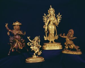 チベットのフィギュア。人間の死体の上で踊るヴァジュラヴァリー、パドマパリの像、ベグツェの像、馬に乗るダムカン・ドルジェ・レグスパの像 作： School Tibetan