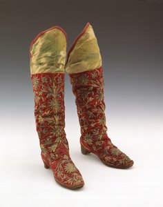 メンズブーツのペア、ブハラ、19世紀初頭から中期（銀の糸で刺繍された深紅色のベルベット） 作： School Uzbek