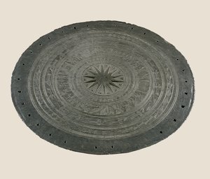 ドンソン太鼓上部の詳細 前2～前1世紀 青銅製 作： School Vietnamese
