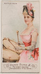 デューク ブランドのシガレット用の楽器シリーズ N82 のケトル ドラム、1888 年、1888 年。 作： Schumacher and Ettlinger