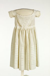 前面と袖にエアシャーの刺繍が施されたガウンの洗礼式、c.1850（綿） 作： Scottish School