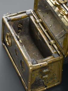 モニムスクの聖遺物箱 紀元後8世紀頃 ブロンズ、銀、木、銅合金、ガラス、エナメル 作： Scottish School