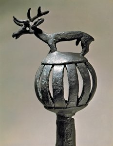 アート・スキタイ（スキタイ文明またはスキタイ）：鹿の像を載せたブロンズ製のタンク飾り。紀元前7～6世紀の作品。サンクトペテルブルク、エルミタージュ美術館