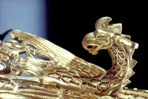 グリフィンがヤギを抱いているヘッドバンドのディテール（ゴールド 作： Scythian