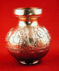ウクライナ、クリミアのクルオバからのスキタイ人の生活のシーンが入った水差し（金） 作： Scythian