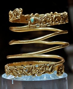 アート・スキタイ（スキタイ人またはスキタイ文明）：サルマテ族の金とターコイズのブレスレット、紀元前2世紀～紀元後3世紀。サンクトペテルブルク、エルミタージュ美術館 作： Scythian Scythian