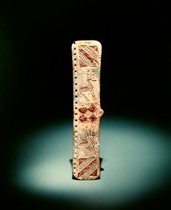 幾何学的な装飾と雄鹿の彫刻が施されたベルトの留め具（前1千年紀初頭、ブロンズに鉄をはめ込んだもの 作： Scythian Scythian